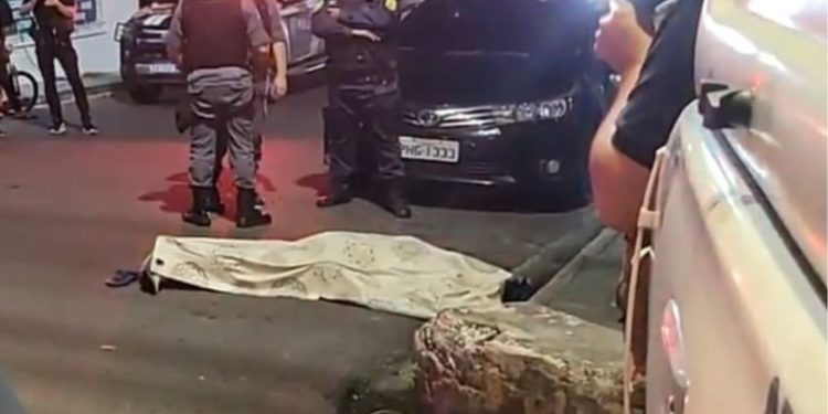 Na noite desta sexta-feira (31) o flanelinha Alessandro Batista da Costa morreu a tiros na rua do Comércio 2, no bairro Parque Dez, zona Centro-Oeste de Manaus.