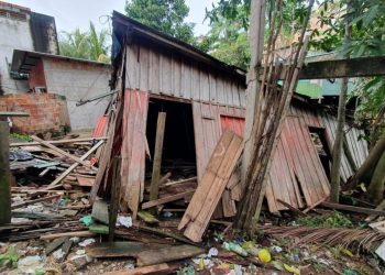 Uma casa de madeira que fica próximo a um igarapé desabou na rua Cristo Rei, bairro Compensa 3, zona oeste de Manaus.