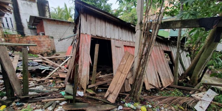 Uma casa de madeira que fica próximo a um igarapé desabou na rua Cristo Rei, bairro Compensa 3, zona oeste de Manaus.