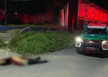 Um jovem morreu a tiros após ser amarrado e colocado de joelhos na rua Chico Mendes, no bairro Jorge Teixeira, zona Leste da Manaus.
