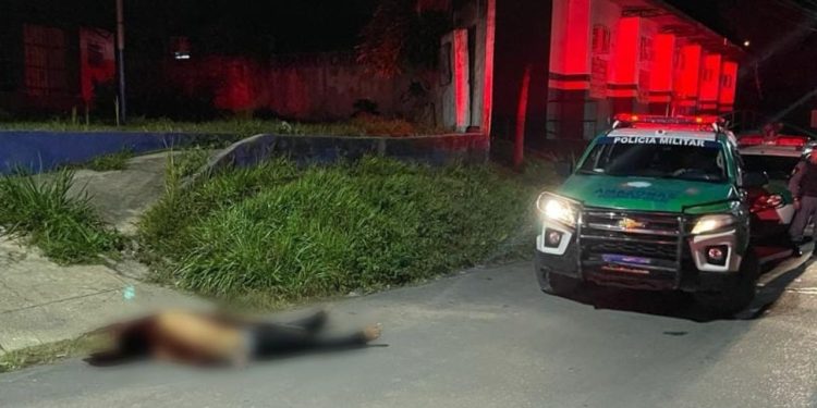 Um jovem morreu a tiros após ser amarrado e colocado de joelhos na rua Chico Mendes, no bairro Jorge Teixeira, zona Leste da Manaus.