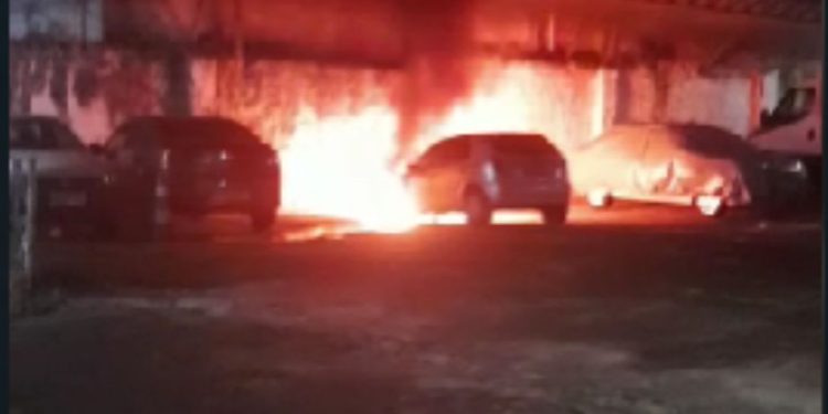 Na noite desta quinta-feira (09), um carro pegou fogo em um estacionamento situado na Avenida Joaquim Nabuco, no Centro de Manaus. 