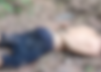 Um homem foi encontrado morto com as mãos amarradas na calçada, na madrugada deste quinta-feira (23), na rua Araçu. Moradores encontram