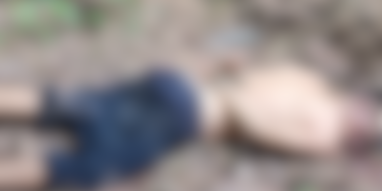 Um homem foi encontrado morto com as mãos amarradas na calçada, na madrugada deste quinta-feira (23), na rua Araçu. Moradores encontram