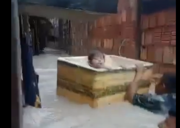 Vídeo: Família retira criança em caixa de isopor de casa totalmente alagada