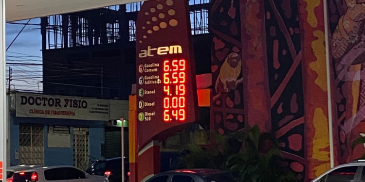 Após retorno parcial de impostos federais o valor médio preço da gasolina em Manaus saltou de R$ 5,59 para R$ 6,59.