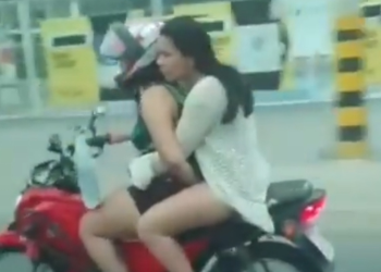 Um vídeo registrado por um motorista flagrou uma mulher dedando a outra em cima de uma motocicleta na tarde de sexta-feira (10). Em Manaus