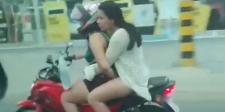 Um vídeo registrado por um motorista flagrou uma mulher dedando a outra em cima de uma motocicleta na tarde de sexta-feira (10). Em Manaus