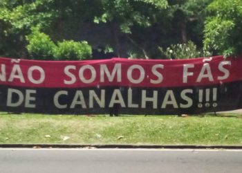 “NÃO SOMOS FÃS DE CANALHAS”: Torcedores do Flamengo protestam na Gávea