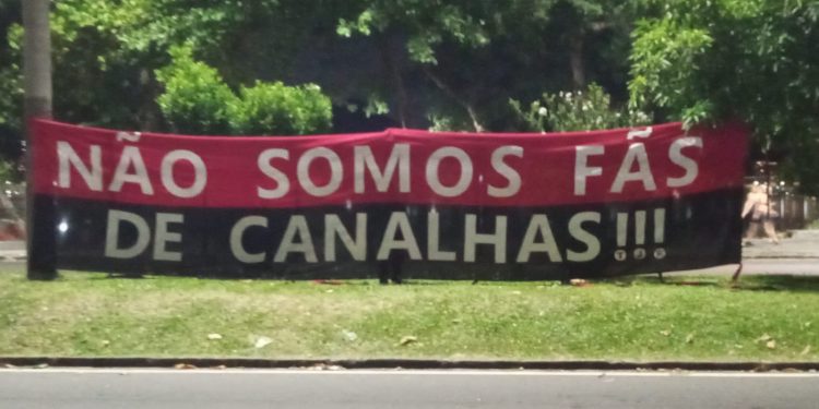 “NÃO SOMOS FÃS DE CANALHAS”: Torcedores do Flamengo protestam na Gávea
