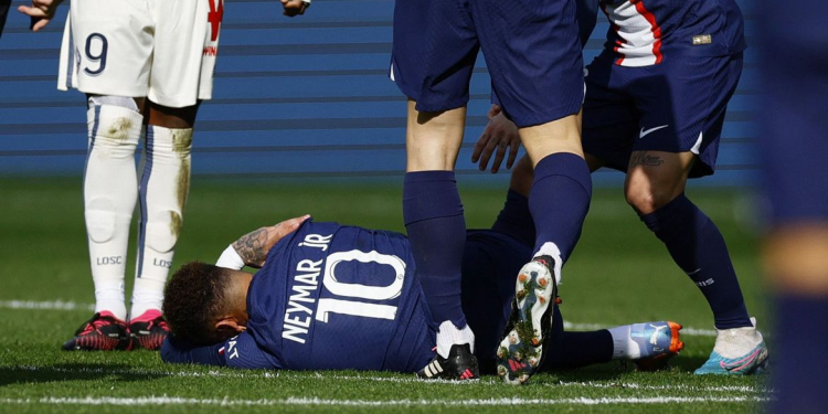 O atacante Neymar, do Paris Saint-Germain (PSG), ficará fora dos próximos dois jogos do time devido a uma lesão no tornozelo, disse o técnico