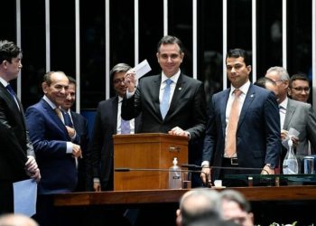 Que vida difícil é essa as dos senadores que na primeira pauta após um longo feriado de Carnaval já decidiram que irão trabalhar apenas 9 dias