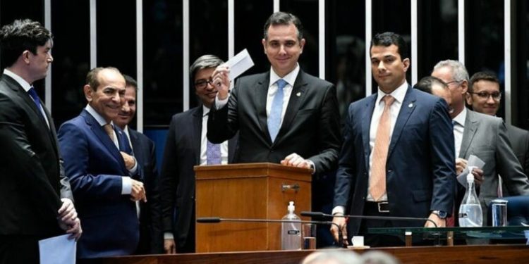 Que vida difícil é essa as dos senadores que na primeira pauta após um longo feriado de Carnaval já decidiram que irão trabalhar apenas 9 dias