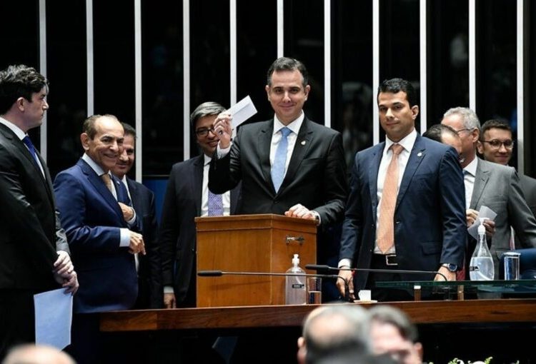 Que vida difícil é essa as dos senadores que na primeira pauta após um longo feriado de Carnaval já decidiram que irão trabalhar apenas 9 dias