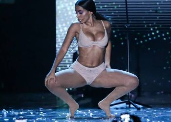 Um vídeo da cantora Anitta durante o Carnaval no Rio de Janeiro viralizou nas redes sociais. A poderosa se apresentava em cima. Vídeo: