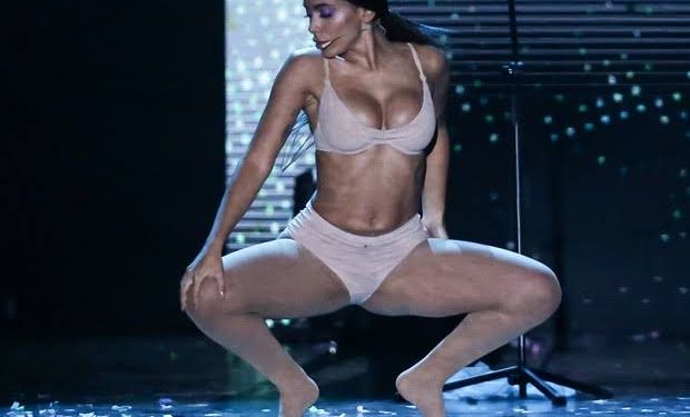 Um vídeo da cantora Anitta durante o Carnaval no Rio de Janeiro viralizou nas redes sociais. A poderosa se apresentava em cima. Vídeo: