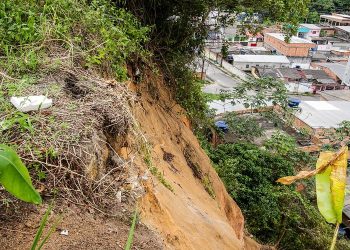 O estudo topográfico entre as ruas Ponta do Vento e Jucaína, no conjunto Boas Novas, bairro Cidade Nova, zona Norte. Prefeitura de