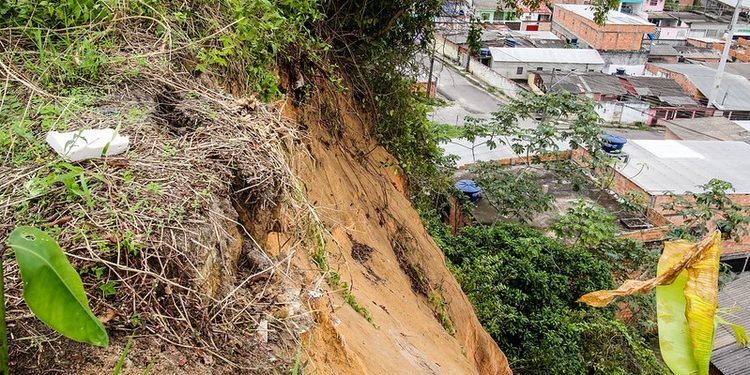 O estudo topográfico entre as ruas Ponta do Vento e Jucaína, no conjunto Boas Novas, bairro Cidade Nova, zona Norte. Prefeitura de