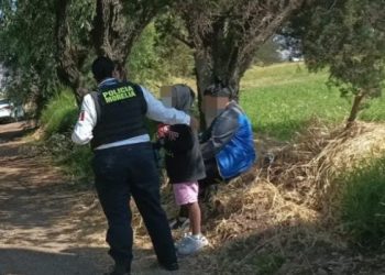 Mãe faz filha acreditar que estão em jogo e abandona criança vendada em estrada