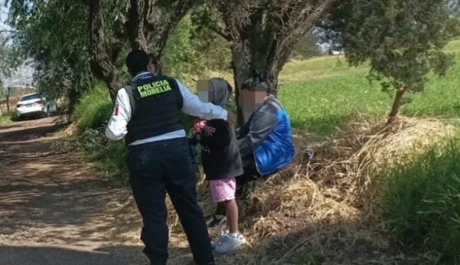 Mãe faz filha acreditar que estão em jogo e abandona criança vendada em estrada