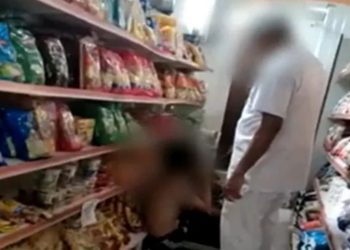 Vídeo: Gerente de mercadinho ameaça criança com uma faca: “vou cortar teu saquinho”