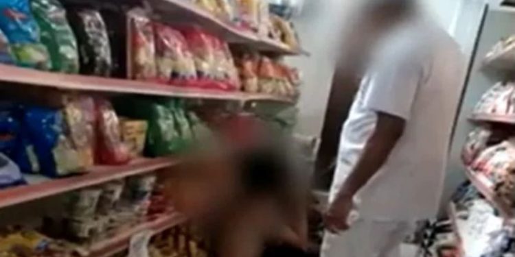 Vídeo: Gerente de mercadinho ameaça criança com uma faca: “vou cortar teu saquinho”