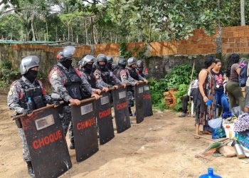 Uma reintegração de posse retirou cerca de 250 famílias indígenas de um terreno particular no Tarumã. Reintegração de.