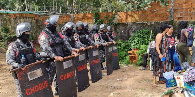 Uma reintegração de posse retirou cerca de 250 famílias indígenas de um terreno particular no Tarumã. Reintegração de.