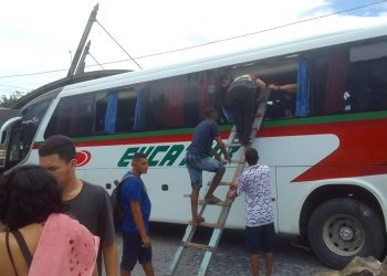 Veja imagens do resgate das vítimas de colisão entre ônibus e carreta