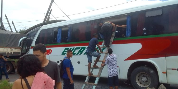 Veja imagens do resgate das vítimas de colisão entre ônibus e carreta