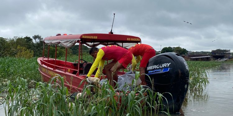 O corpo de um homem, ainda não identificado, foi encontrado com as mãos amarradas boiando em um igarapé, no bairro São Raimundo. Corpo com