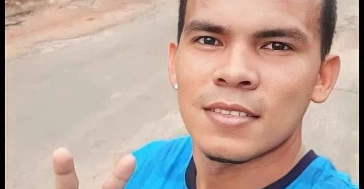 O piloto de uma lancha identificado por Janderson Silva Pereira, 22, desapareceu após ser baleado durante um ataque a embarcação . Piloto de.
