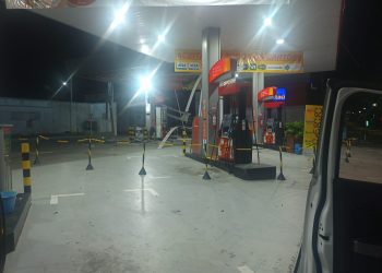 Cinco homens armados invadiram um posto de combustíveis, renderam dois frentistas e explodiram o acesso ao cofre do local. Vídeo: