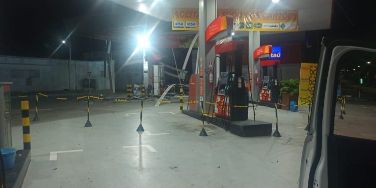 Cinco homens armados invadiram um posto de combustíveis, renderam dois frentistas e explodiram o acesso ao cofre do local. Vídeo: