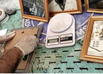 A Equipe K9 da Receita Federal em Manaus encontrou em uma encomenda com produtos alimentícios e vários porta-retratos com fotos do. Em Manaus