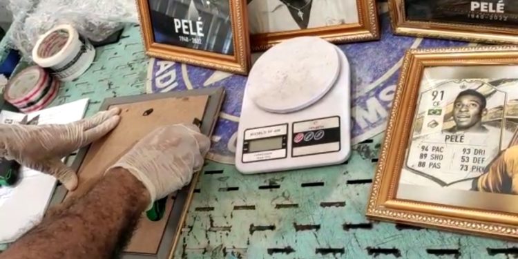 A Equipe K9 da Receita Federal em Manaus encontrou em uma encomenda com produtos alimentícios e vários porta-retratos com fotos do. Em Manaus