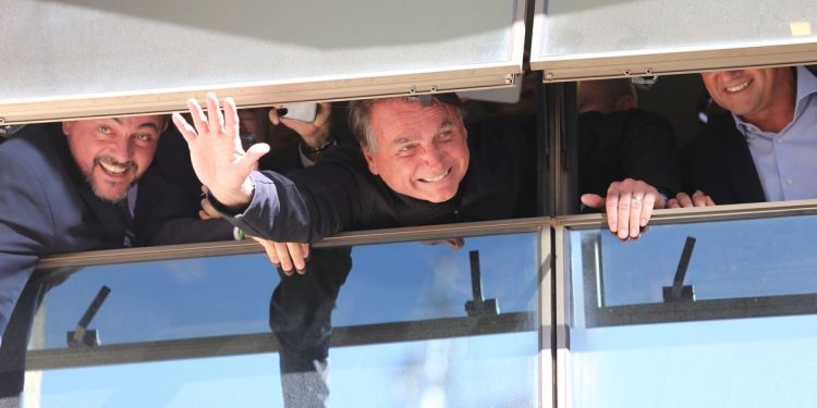 Ex-presidente Jair Bolsonaro retorna ao Brasil