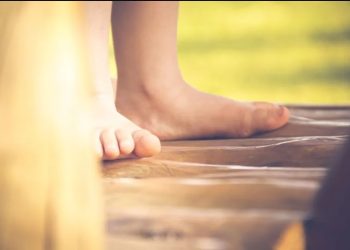 Três crianças de 3, 5 e 7 e um adolescente de 14 anos, foram resgatados pelo Conselho Tutelar e pela Polícia Militar, sujos, com fome.