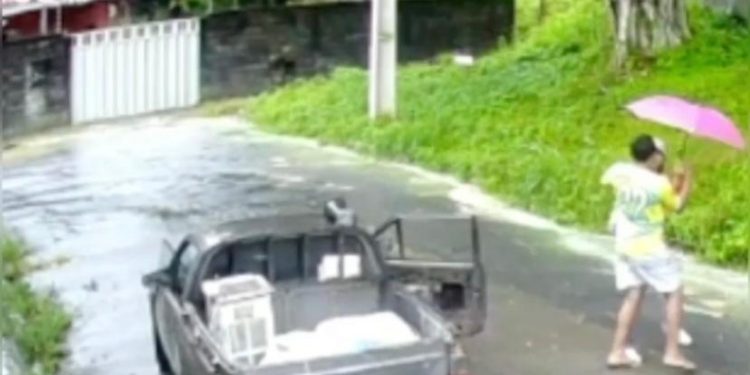 Dois homens que se passavam por ‘sucateiros’ foram presos na tarde de terça-feira (7), suspeitos de cometerem assaltos. Falsos 'sucateiros'.