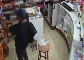 Um assaltante ainda não identificado, decidiu fazer uma selfie enquanto roubava uma drogaria. O caso ocorreu na terça-feira (21). Vídeo: