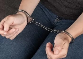 Mãe é presa por compartilhar imagens eróticas da filha para namorado virtual