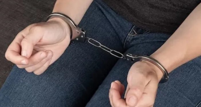 Mãe é presa por compartilhar imagens eróticas da filha para namorado virtual