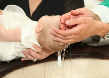 Padre batiza bebê com ácido em vez de Água Benta