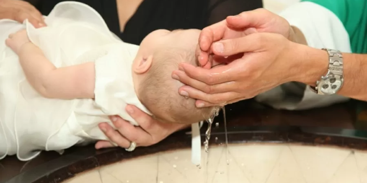 Padre batiza bebê com ácido em vez de Água Benta