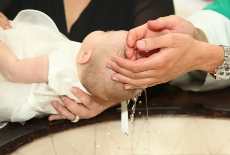 Padre batiza bebê com ácido em vez de Água Benta