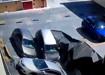 Parte do teto do Osasco Plaza Shopping, na Grande São Paulo, desabou na tarde desta quarta-feira (8), segundo o Corpo de Bombeiros.