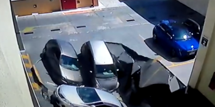 Parte do teto do Osasco Plaza Shopping, na Grande São Paulo, desabou na tarde desta quarta-feira (8), segundo o Corpo de Bombeiros.