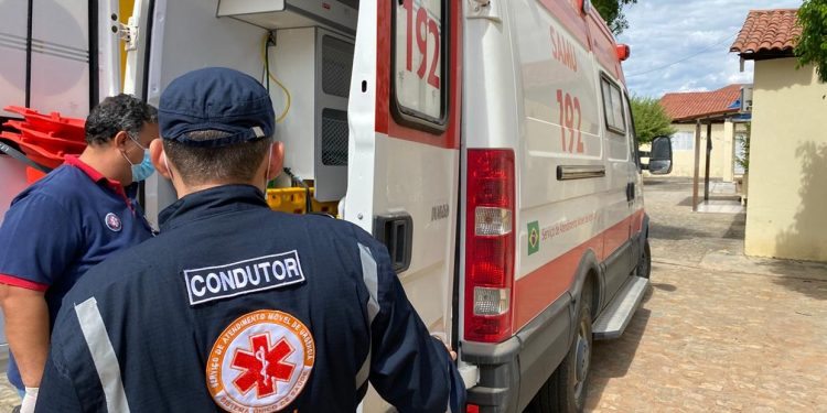 Passageiro quebra cabeça ao cair de moto por aplicativo