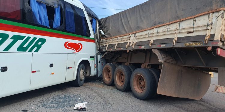 Vídeo: ônibus colide com carreta e motorista fica preso às ferragens