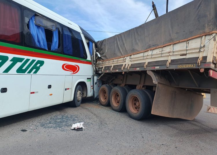 Vídeo: ônibus colide com carreta e motorista fica preso às ferragens